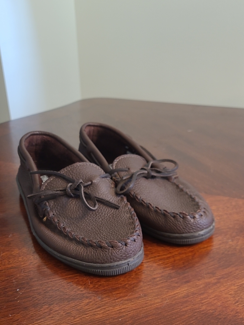 Minnetonka Moosehide Classic Women's Brown Bow Moccasins 9 EUC